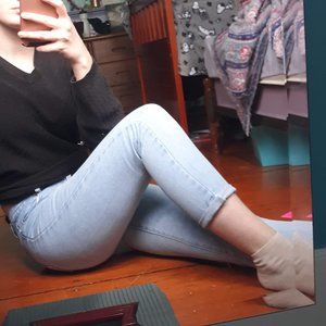 Light Wash Fray Hem Crop Jeans